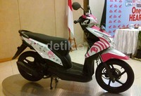 Honda BeAT edisi Cherrybelle ini memang dibuat khusus oleh AHM untuk dijadikan hadiah. Dari stripingnya dibuat menarik dengan perpaduan warna putih dan pink.