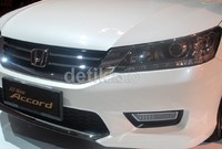 Mulai dari desain front grille dan bumper yang lebih premium, lampu LED Daytime Running Light, LED Projector Head Light, Rear Combination Lamp with LED Stop Lamp, Tailgate Electric Button, Front & Rear Parking Sensor, dan Velg 18 inchi dengan desain memukau yang semakin memperkuat tampilan All New Honda Accord sebagai sebuah medium sedan premium.