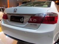 All New Honda Accord hadir dengan transmisi otomatis 5 percepatan yang disempurnakan dengan tingkat gesekan yang rendah, mengurangi hentakan yang terjadi saat perpindahan gigi untuk kenyamanan berkendara.