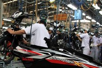 Konsep warna dan stripe baru ini untuk mempertahankan desain sporti dinamis yang ada saat ini. Selain itu diharapkan dapat memberikan tampilan lebih dinamis pada tipe spoke wheel dan kesan racing pada tipe casting wheel. (dok. AHM)