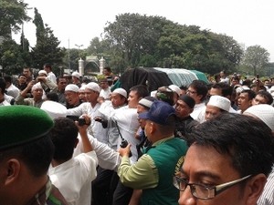 Tiba di Istiqlal, Jenazah Uje Ditempatkan di Belakang Mimbar Utama