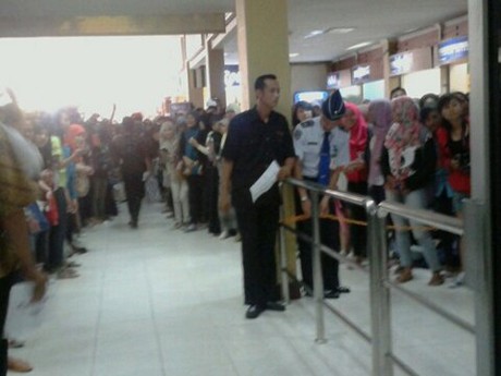 Sambut Kim Hyun Joong Cs, Fans Padati Bandara Adisucipto