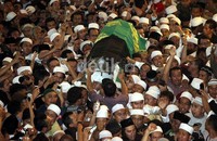     Jenazah Uje disalatkan di Masjid Istiqlal usai Jumatan. Ribuan orang mengiringi pemakaman jenazah di TPU Karet Tengsin.