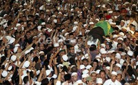     Ribuan orang mengiringi pemakaman jenazah ke TPU Karet Tengsin, Jakarta Pusat.