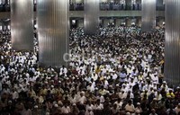 Ribaun jamaah mensalatkan Jenazah Uje  di Masjid Istiqlal usai Jumatan.