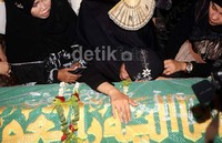Istri Uje, Pipik menangis tak henti-henti disamping jenazah.