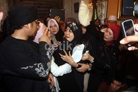 Istri Uje terus menangis.