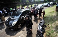 Para pelayat terus berdatangan ke rumah duka.