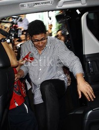 Mirwan Amir memasuki mobil yang menunggunya di depan lobi gedung KPK. Lamhot Aritonang/detikFoto.