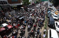 Kemacetan di sepanjang jalan KH Mas Mansyur arah Tanah Abang ataupun sebaliknya yang menuju ke Saharjo Kuningan macet total.     