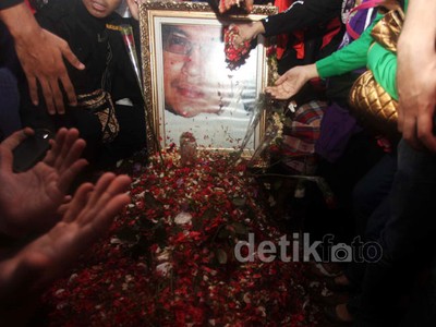 Jenazah Ustad Jeffry Al Buchory Dimakamkan