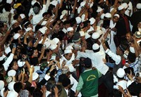 Ribuan jamaah berdesak-desakan untuk mendekati jenazah Ustad Jeffry.