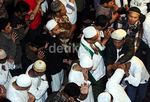 Jamaah Desak-desakan untuk Dekati Jenazah Uje