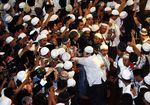 Jamaah Desak-desakan untuk Dekati Jenazah Uje