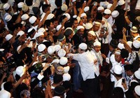 Beberapa jamaah berusaha menenangkan jamaah yang berdesak-desakan.