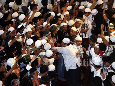 Jamaah Desak-desakan untuk Dekati Jenazah Uje