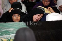 Pipik tak kuasa menahan tangis.