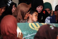 Selain istri, salat jenazah juga dihadiri oleh anak-anak almarhum Ustad Jeffry.