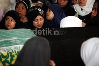 Rona kesedihan terpancar jelas dari wajah Pipik.