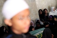     Salat jenazah ini diikuti oleh ribuan jamaah. Usai disalatkan jenazah langsung diberangkatkan ke TPU Karet Tengsin, Jakarta Pusat, untuk dimakamkan.