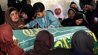 Pipik terus menangis di samping peti jenazah suaminya.