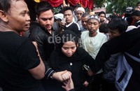 Para pelayat yang hadir mulai dari habib, jamah pengajian, ormas Islam hingga artis.