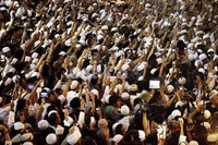 Ribuan jamaah mengabadikan jenazah menggunakan kamera maupun handphone.