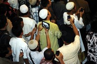     Para jamaah mengabadikan jenazah Ustad Jeffry saat diberangkatkan ke TPU Karet Tengsin, Jakarta Pusat.