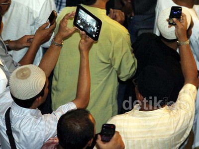 Ribuan Jamaah Abadikan Jenazah Ustad Jeffry