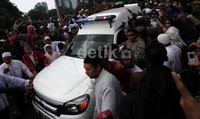 Ambulans yang membawa Uje tiba di lokasi pemakaman.