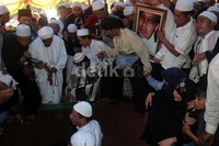 Uje meninggal pada pagi dini hari karena kecelakaan motor tunggal di kawasan Pondok Indah, Jakarta Selatan.