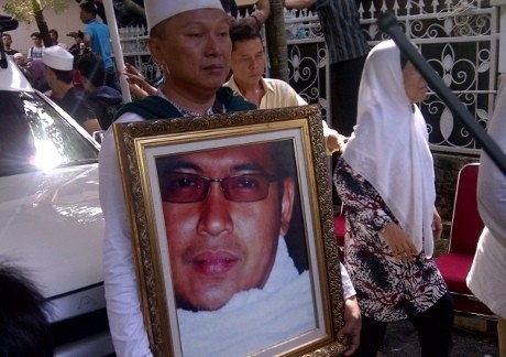 Uje Ajak Karyawannya Salat Bareng Sebelum Meninggal