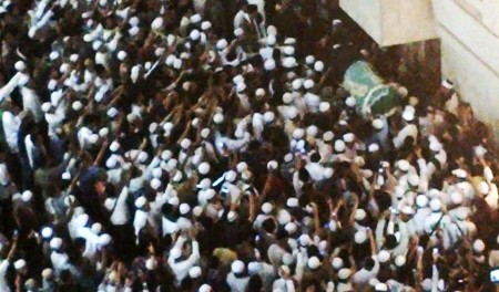 Jamaah Desak-desakan untuk Dekati Jenazah Uje