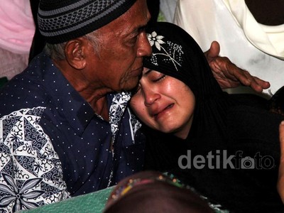Tangis Pilu Istri Ustad Jeffry