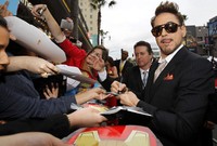 Robert Downey Jr. memberikan tanda tanganya kepada fans dengan gaya eksentriknya. Reuters/Mario Anzuoni.
