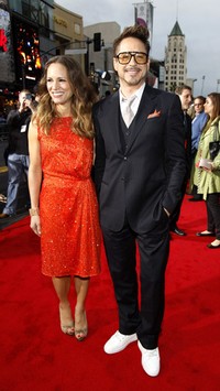 Robert Downey Jr. tampil necis dengan setelan jasnya dan sang istri Susan terlihat anggun lewat gaun merah dengan detail manik-manik. Reuters/Mario Anzuoni.