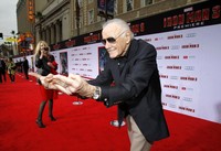 Stan Lee penulis buku komik Marvel ini berpose ala 'Spiderman' saat mengeluarkan jaring. Reuters/Mario Anzuoni.