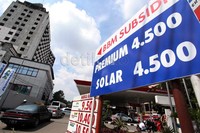 Sebuah SPBU di Cikini, memasang plang harga jual BBM bersubsidi baik premium dan solar Rp 4.500.