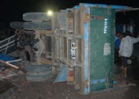 Truk Muat Elpiji Tabrak 4 Warung dan Terguling