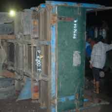 Truk Muat Elpiji Tabrak 4 Warung dan Terguling