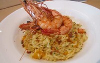 Prawn & Pumkin Risotto, bertekstur lembut dengan sensari gurih kaldu ayam. Taburan ebi kering menambah kelezatan risotto ini. Disajikan juga dengan udang dan pumpkin.