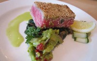 Tuna Sesame disajikan sanga unik. Daging ikan tuna dilumuri dengan biji wijen. Kalau suka pedas, hidangan ini juga disajikan dengan wasabi.