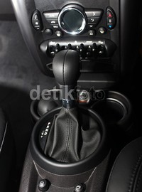 Tenaga dari mesin mobil ini disalurkan melalui Transmisi Otomatis Steptronic enam percepatan, yang membuat MINI Cooper S Paceman mampu melesat dan mencapai kecepatan 100 kilometer per jam dari posisi diam hanya dalam 7,8 detik.