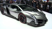 Lamborghini Veneno Rp 39 miliar. Mobil yang hanya ada 3 unit ini disokong mesin V12 6.5 liter yang dikawinkan transmisi 7-speed ISR yang diklaim Lambo sangat cepat berpindahnya dengan 5 mode pengendaraan. 0-100 km per jam cuma 2,8 detik dan kecepatan maksimumnya mencapai 355 km per jam. (Dok Geneva Motor Show).