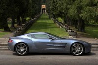 Aston Martin One-77 Rp 18 miliar. Apa alasan mobil Inggris ini bisa dicap salah satu termahal di dunia. Apalagi kalau bukan teknologi mesin V12 yang berkapasitas 7.3 liter mampu menyemburkan tenaga hingga 750 hp tersebut.  Mesin itu bisa membawa mobil ini sampai kecepatan maksimal 354,86 km per jam. (Dok Aston Martin).