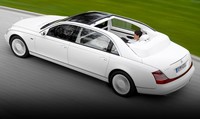 Maybach Landaulet Rp 13,4 miliar. Mobil asal dari Jerman ini disokong mesin 12 silinder bertenaga 620 Hp. Mesinnya bisa membawa mobil ini dari 0-100 km/jam dalam hitungan 5,2 detik. Tidak hanya cepat, tapi Anda juga bisa mendapatkan kemewahan ketika berada di dalam interior mobil ini. (Dok Maybach).