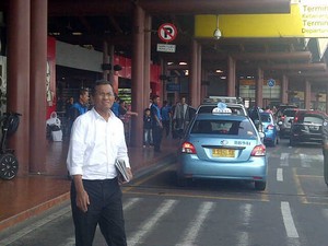 Usai Salatkan Jenazah Uje, Dahlan Iskan Jadi Tukang Parkir Dadakan