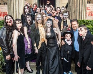 Unik! Pernikahan Bertema Zombie, Mulai dari Pengantin Hingga Tamu yang Hadir