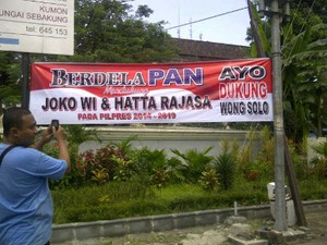 Warga Solo Turunkan Spanduk Pencapresan Jokowi