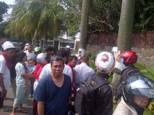 Warga Masih Berkerumun di TKP Uje Celaka, Lalin Pondok Indah Tersendat Warga Masih Berkerumun di TKP Uje Celaka, Lalin Pondok Indah Tersendat